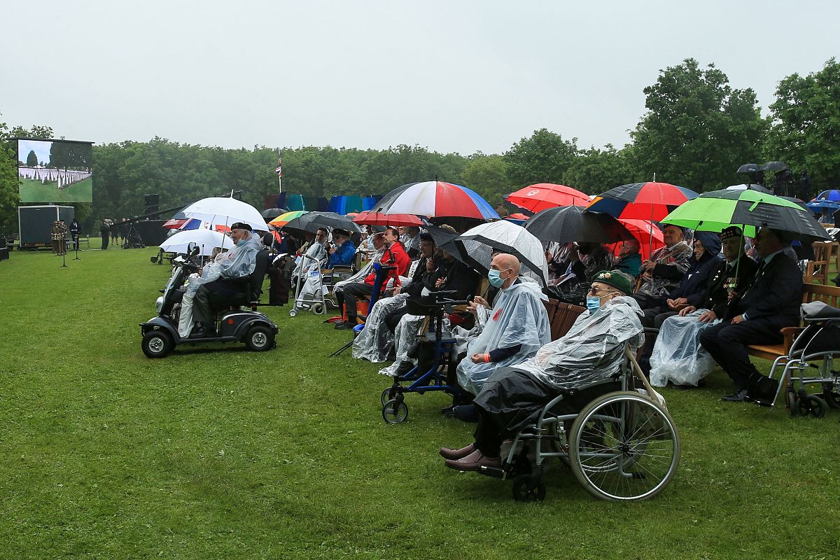 当地时间2021年6月6日,英国奥尔勒斯,当地举行诺曼底登陆77周年纪念仪