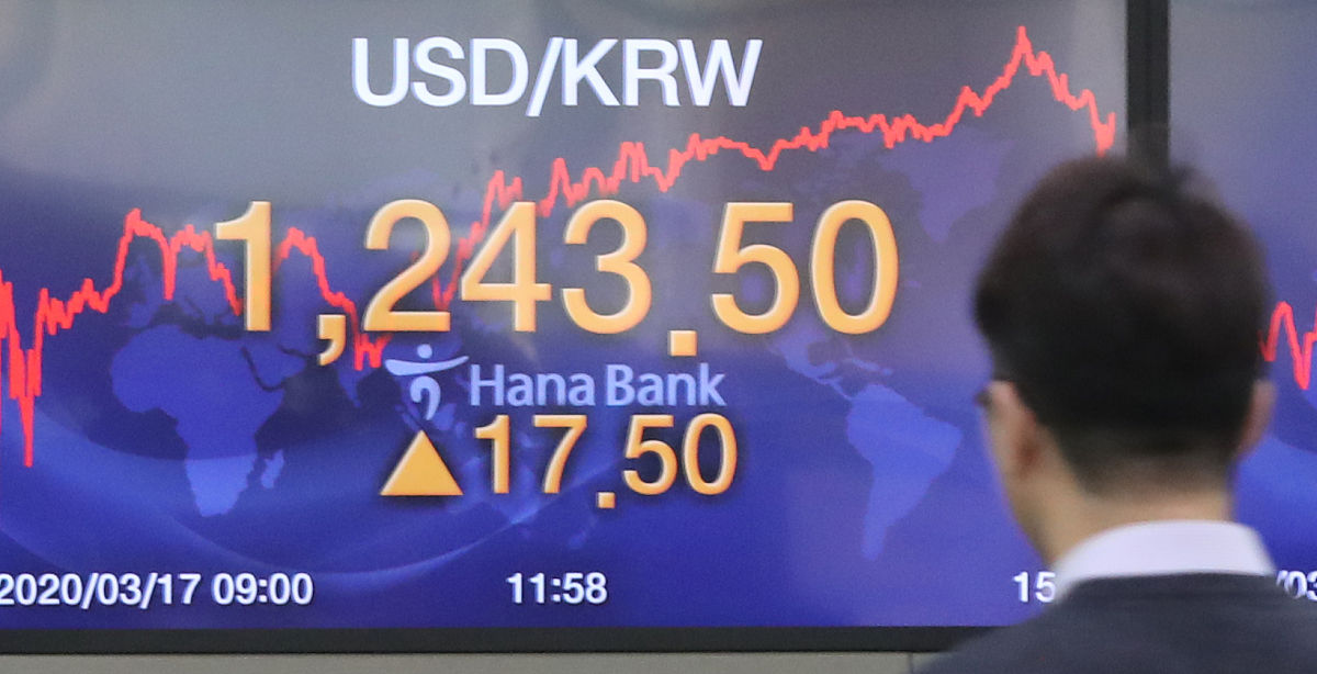 当地时间2020年3月17日,韩国首尔,银行交易室内的股市信息./  10....1