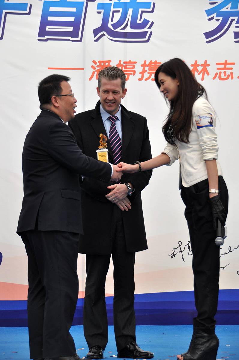 2011年1月15日,林志玲一早来到上海西郊百联购物中心露天广场,为代言