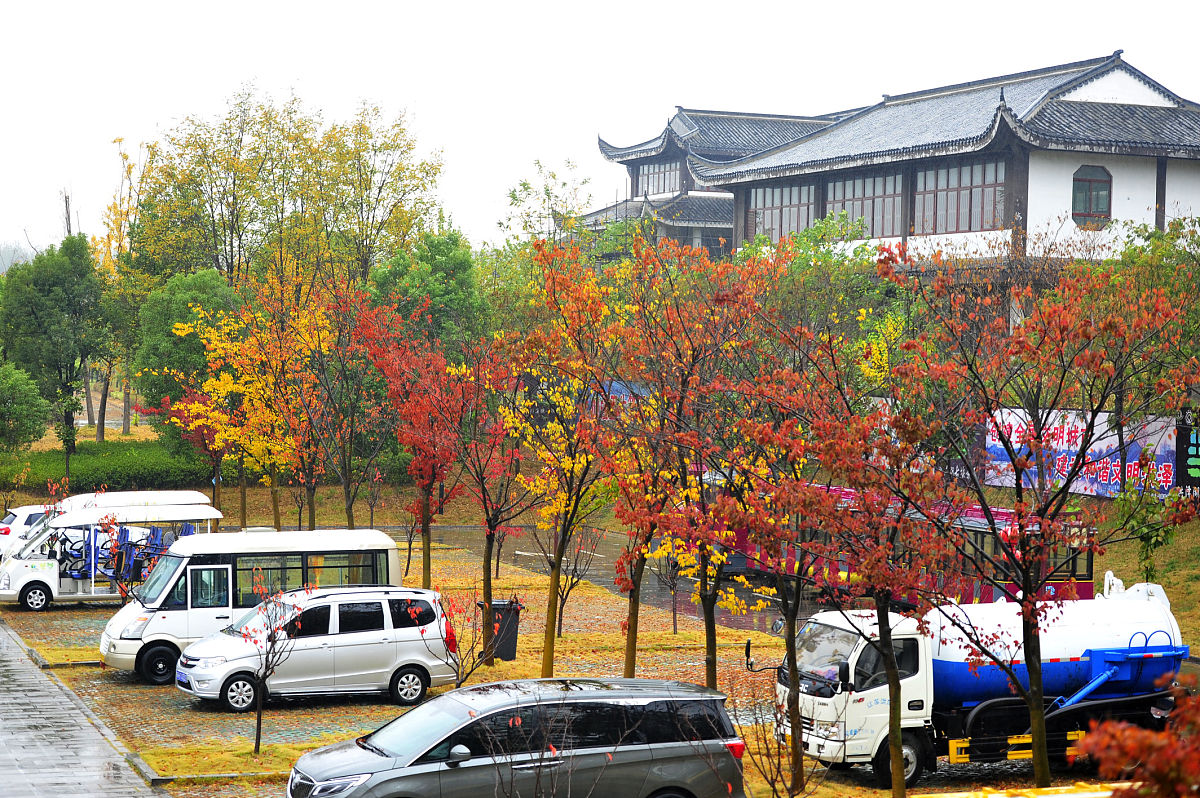 2018年11月6日,立冬将至,受冷空气影响,江苏淮安洪泽湖畔迎来风雨天气