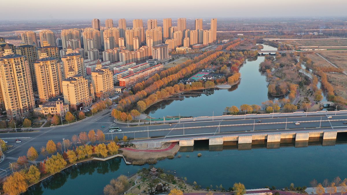 2021年12月1日,河南许昌,航拍位于建安区的北海公园城水相依,风景迷人