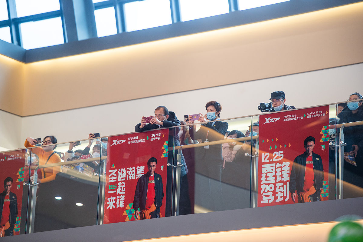 请写出关于特步运营的四个人情景剧详细