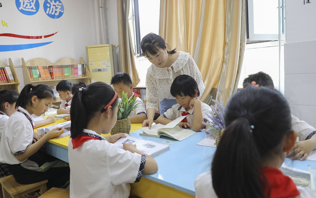 您正在撰写论文新课程标准对初中数学学习习惯培养的要求论述新课程标准对初中数学学习习惯培养要求是培养学生与同学分享和讨论数学问题的能力写成一段话格式不少于200字。