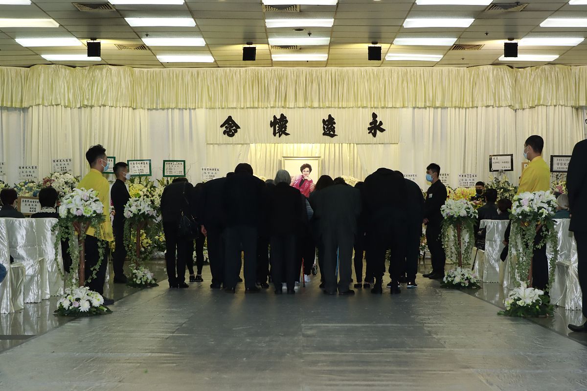 2021年1月26日,香港,88岁tvb老戏骨李香琴出殡仪式举行.众人鞠躬