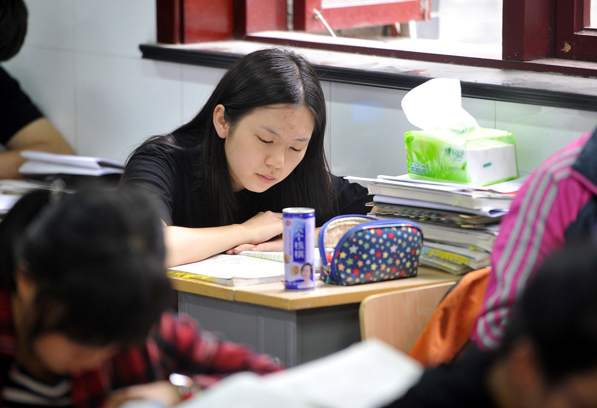 用胡俏戴春林2007编制的中学生学习倦怠量表和采用梁宇颂和周宗奎2000编制的学业自我效能感量表帮我把上面的文字降重
