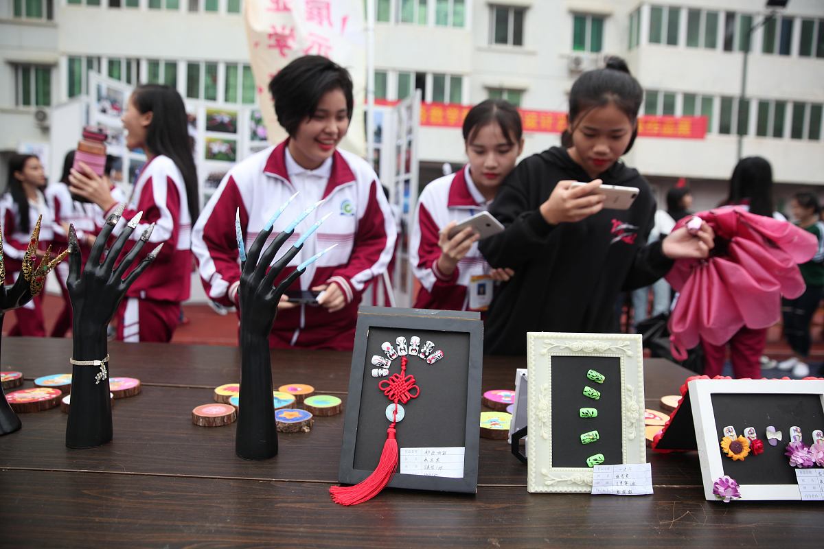青春律动，筑梦未来：以党的最新精神引领大学草地音乐节