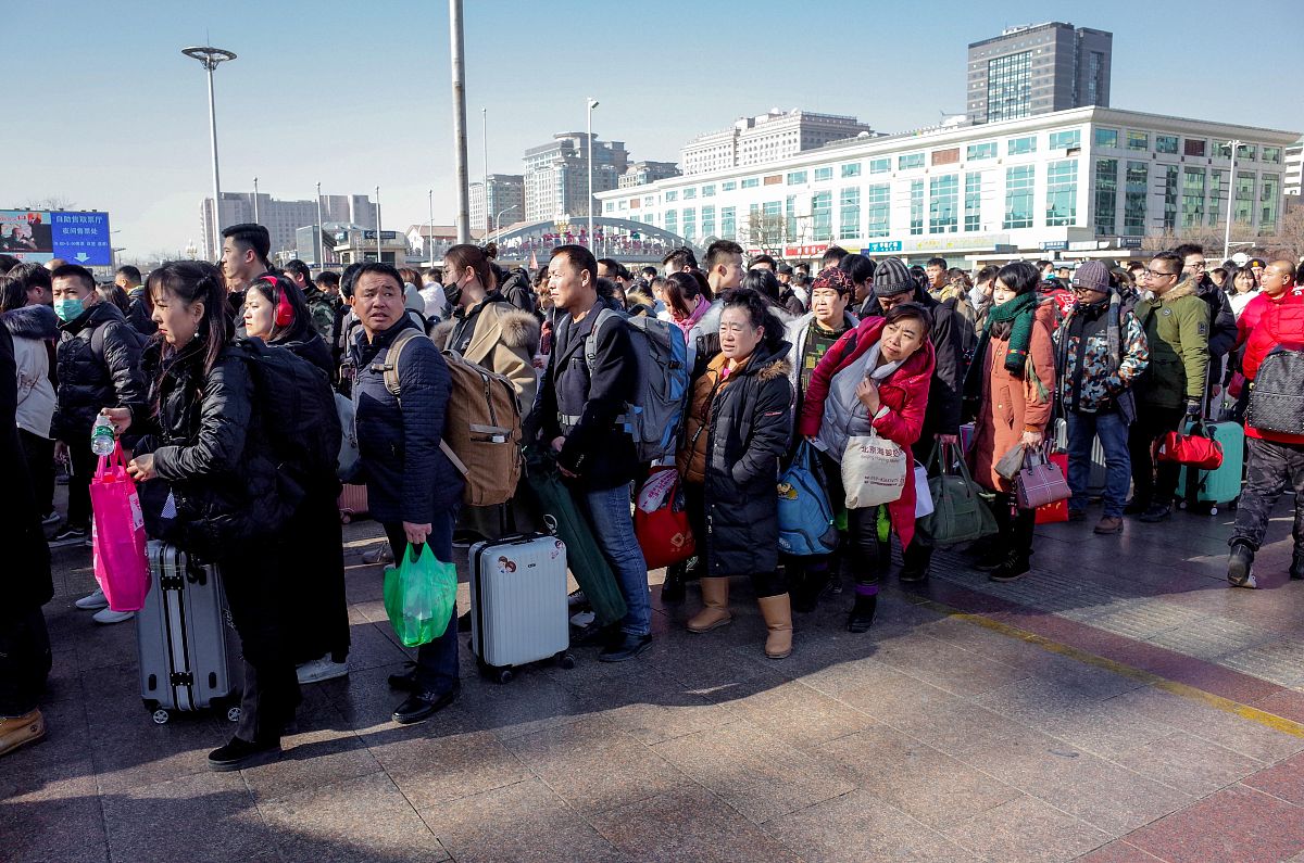 国庆车票秒光！铁路客流量预计翻倍，抢票大战一触即发！
