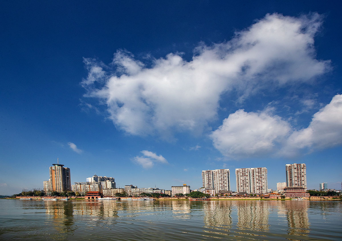2019年3月2日,四川乐山,观光码头拍摄的乐山市岷江河畔的场景.