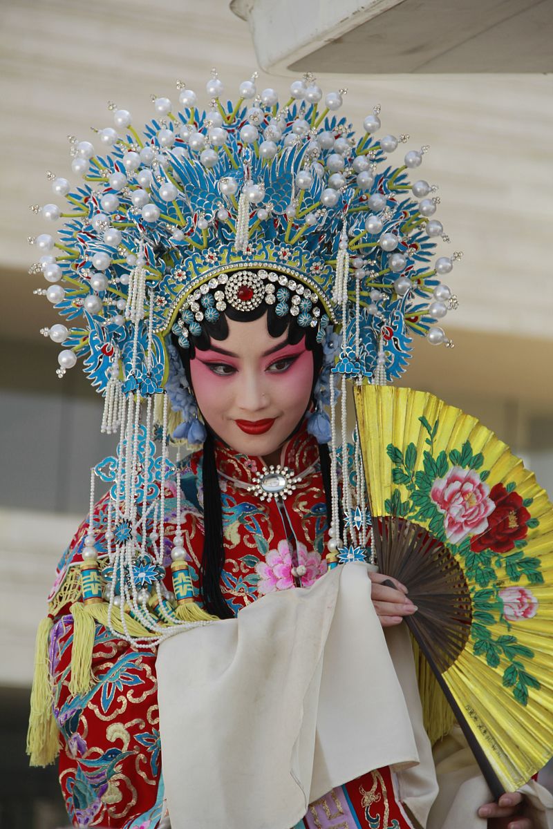 2019年5月9日,天津市一位京剧演员在文化中心的"水上月"地标表演《贵