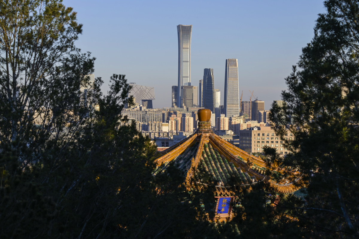 2024年11月4日,北京,游客在北京景山公园万春亭俯瞰城