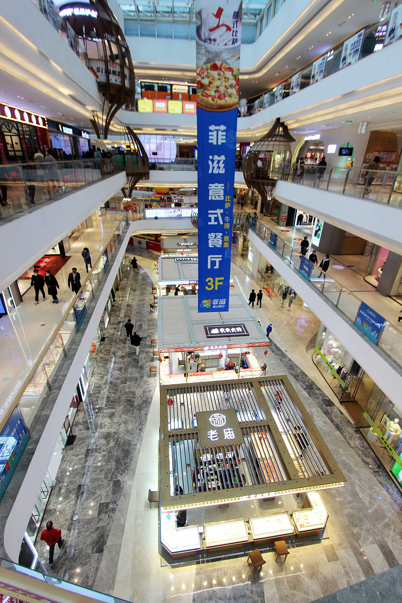 2021年2月16日,浙江省台州市黄岩区吾悦广场,孩子尽情玩乐,大人有序购