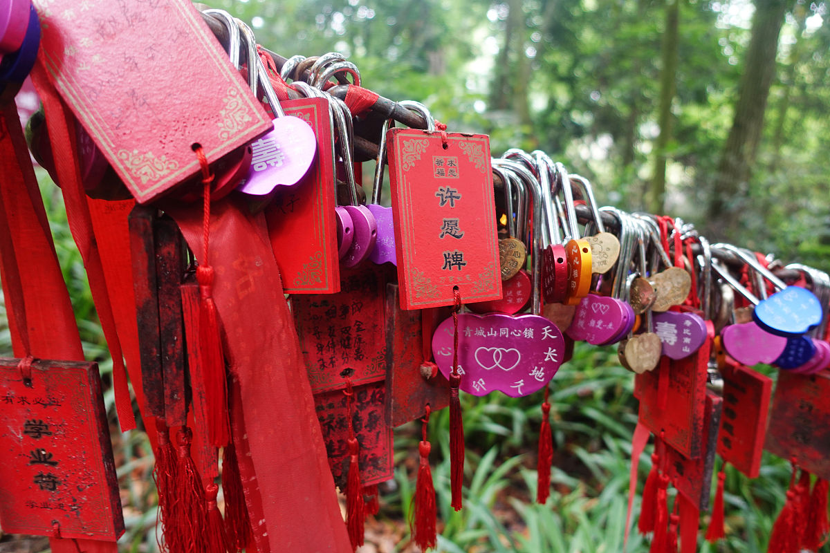 可以帮我设计一个从成都出发最后回到成都的红色旅游路线吗