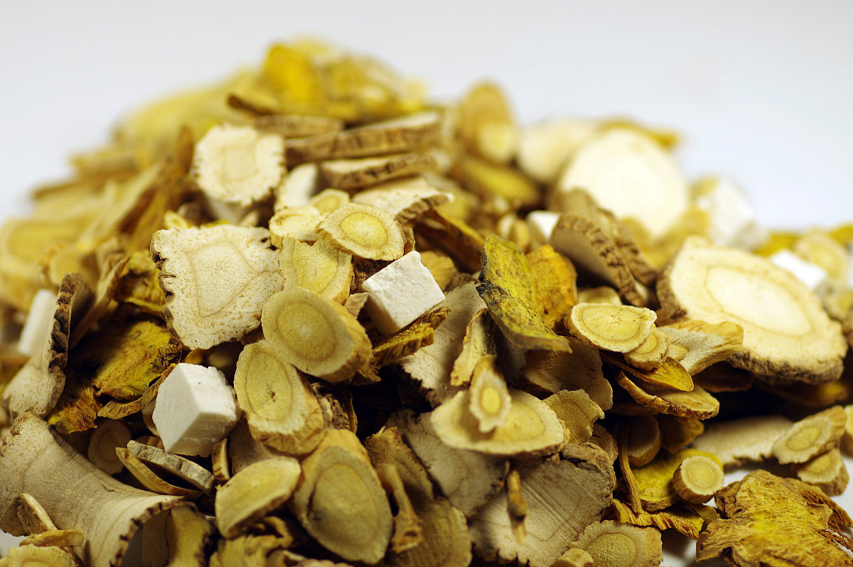 甘草片功效与作用：清热解毒、润肺止咳，用法用量需注意