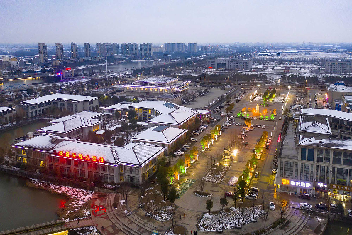2022年2月7日,航拍傍晚时候的湖北省孝感市云梦县人工湖雪景.