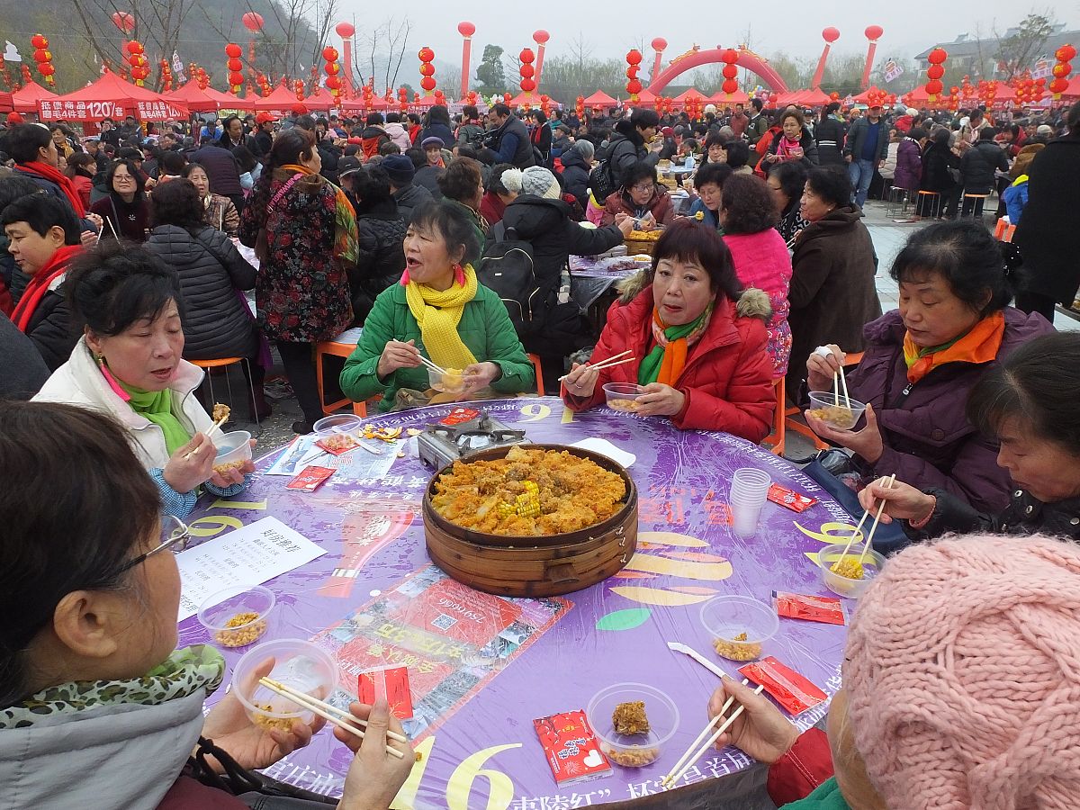 短视频中乡村媒介景观是如何重构的结合专家学者的话进行论述规定字数为400字