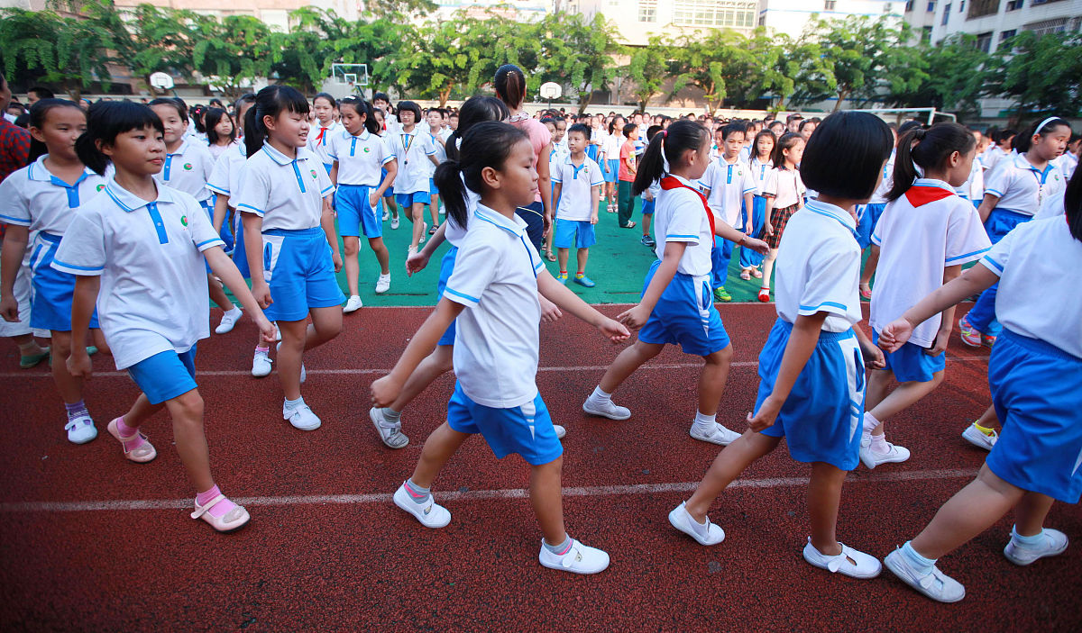    2013年10月12日,海口市英才小学全体师生在大课间操期间欢跳"兔子