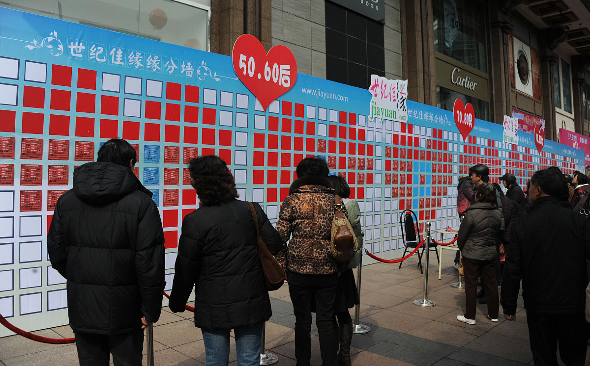 2012年03月08日,上海,当天是"三八"妇女节,新世界城门口别出心裁地搭