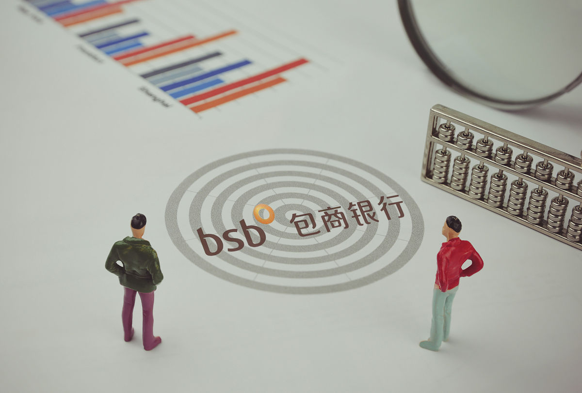 帮我想一个银行的创新马拉松活动的点子围绕银行内部精细化管理包括创意名称需要解决的问题解决方案预期成效