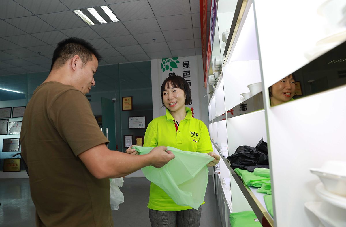 帮我以在昆明做暑假工的角度写一篇1500字左右的社会实践报告