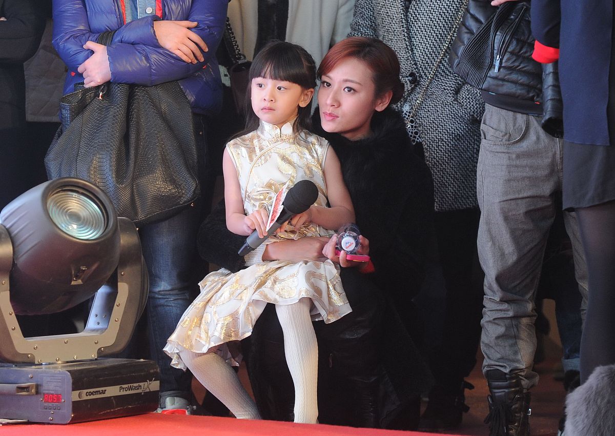 根据下面内容洗稿重新写一篇全新文章3月31日叶一茜发长文回应网上争议为自己几年前在节目里的不当言论道歉同时表明自己并没有重男轻女在实际生活中我非常非常非常的爱我的两个孩子森碟和亮仔都是我的宝贝森碟更是让我感到骄傲他们都是上天给我的礼物在我心里同等重要！她还表示关于姐姐改名一事也不像网络所传姐姐配合弟弟改名字我是独生子女我的人生词典里面没有重男轻女的概念称自己以后会更加谨言慎行。叶一茜全文：大家好我