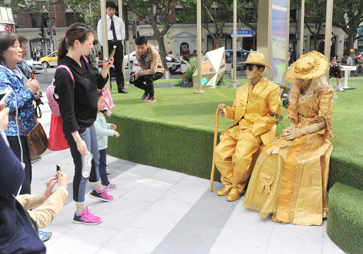 街头演员爆笑表演,观众乐翻天! 街头演员爆笑表演,观众乐翻天!