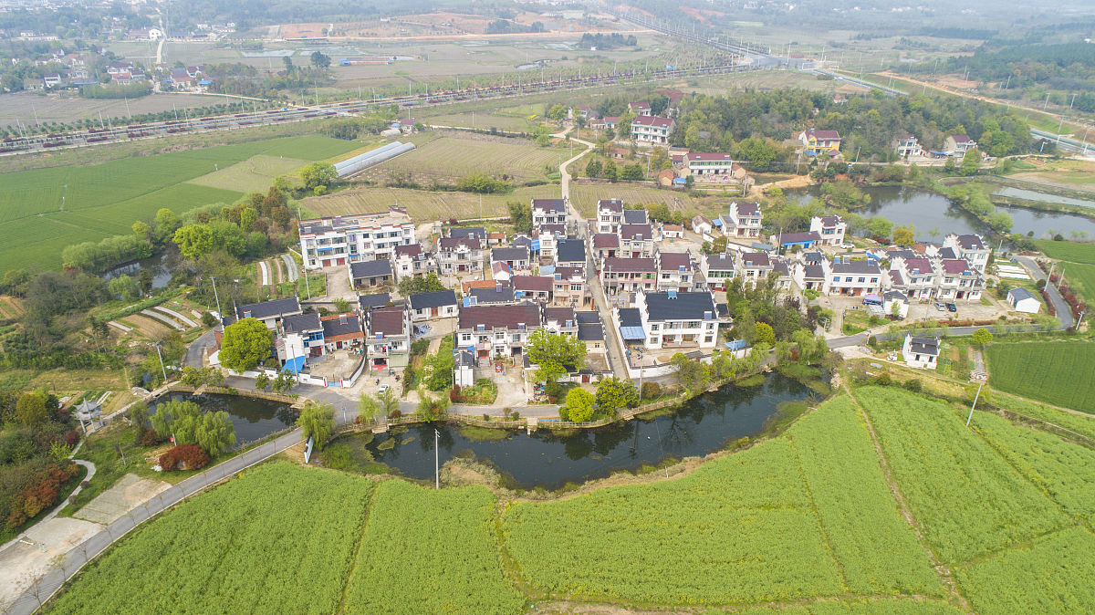 请你围绕八八战略中结合浙江的城乡协调发展优势面向小朋友讲述相关故事