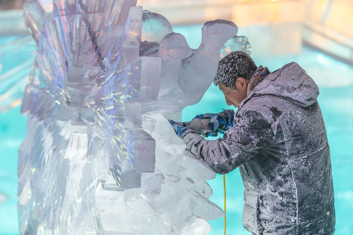 在38度的天气下数控车工工匠要挑战将一块冰打磨成冰杯请写一下主持人的串词