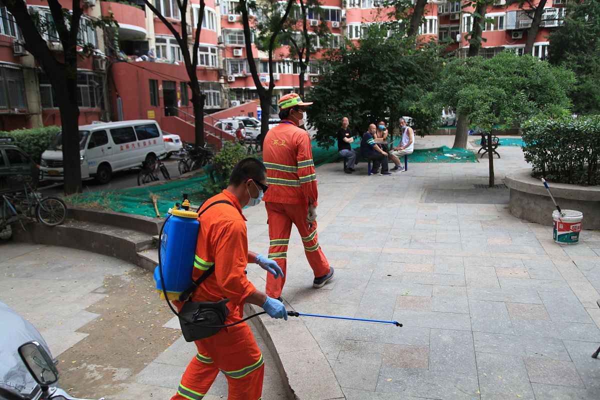 宏兴消防中队顶烈日除杂草 保障厂区消防安全