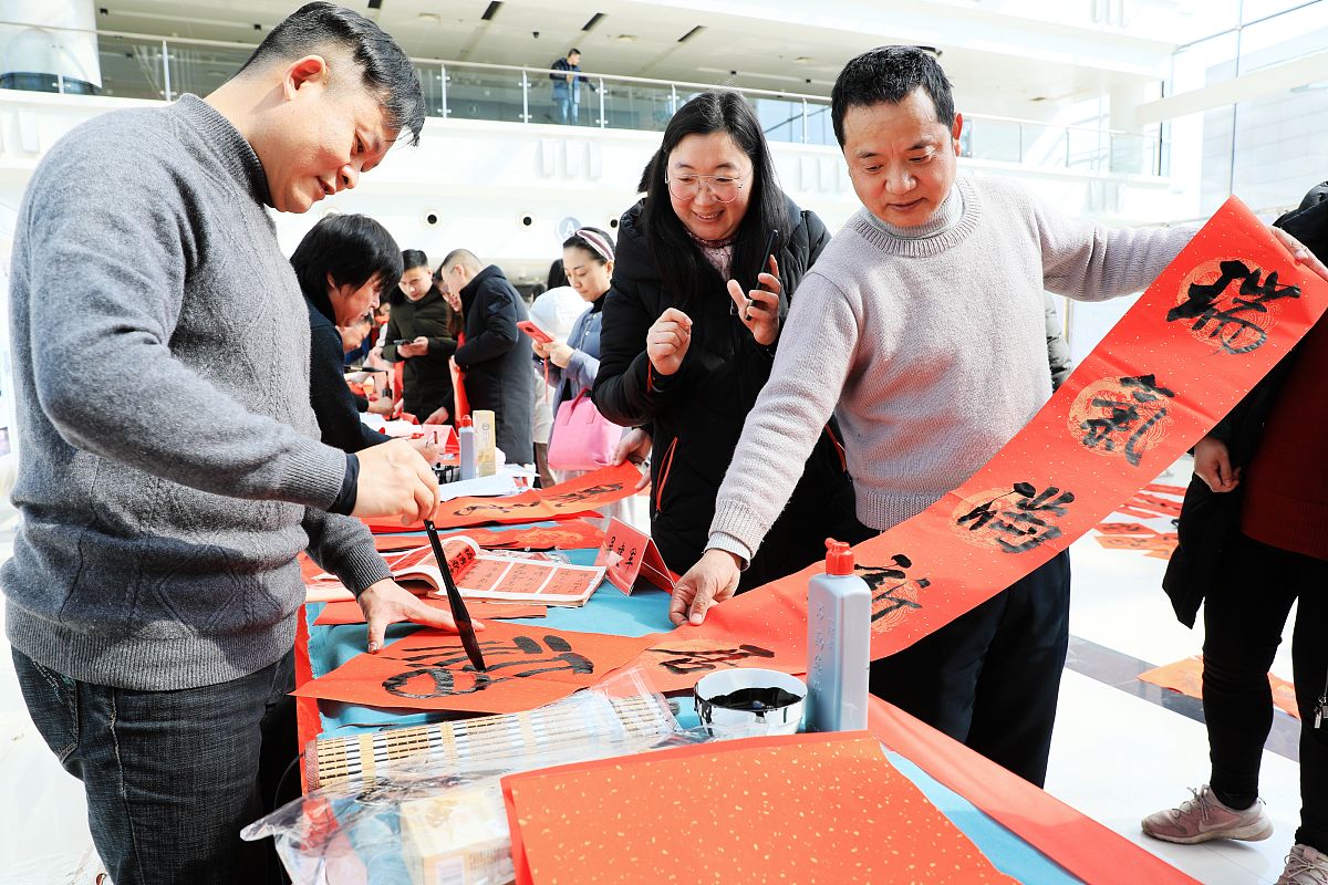 2021年2月7日,江苏南通,书法家在如皋市行政中心为机关党员干部书写廉