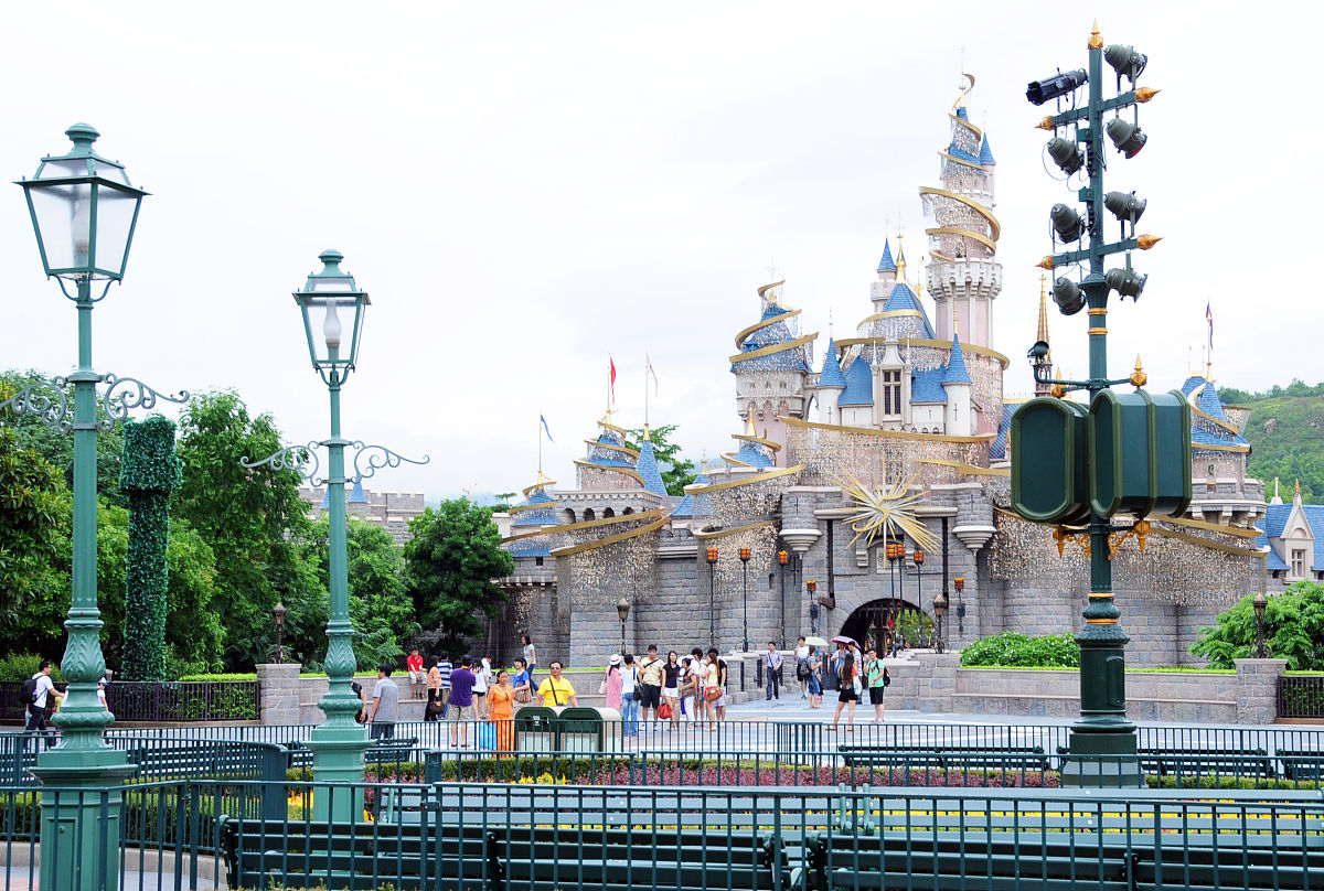 写一份具体游玩香港迪士尼的攻略脚本