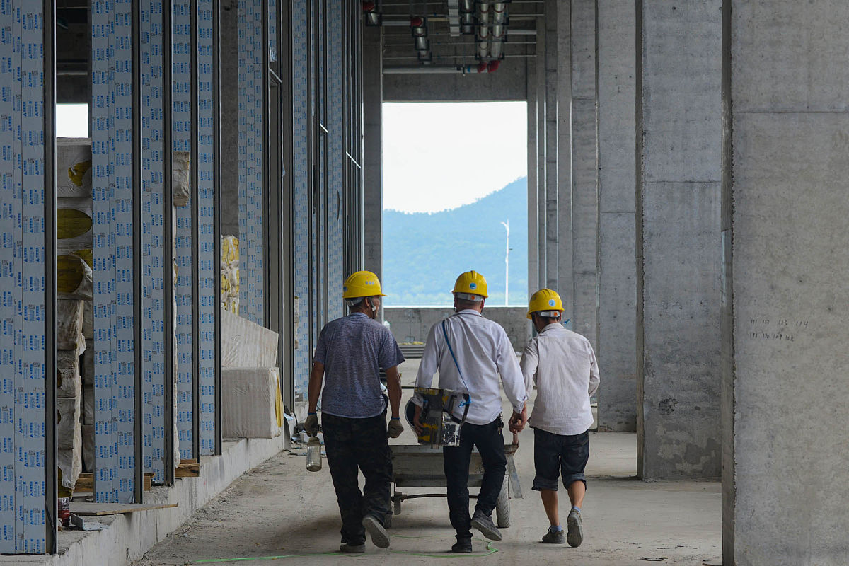 2 实习内容	321现场勘察和测量工作实习	322施工图纸的解读和分析实习	323混凝土浇筑防裂技术实习	424施工现场材料管理工作实习	4请结合以上实习内容写一篇在南通东华建筑材料有限公司施工技术员岗位进行实习的体会。