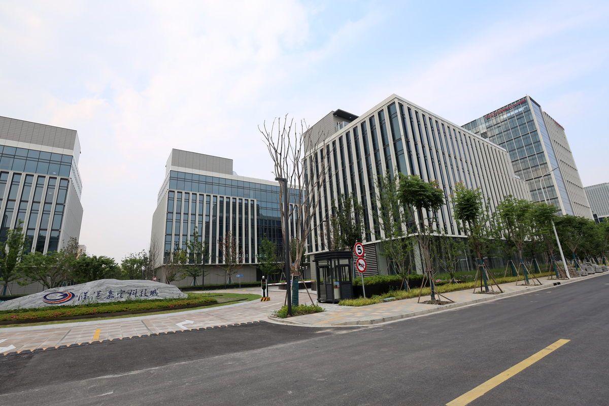 总公司目前拥有北京、成都、杭州、南京、青岛、上海六个研究中心其中北京研发中心目前有 400 多名研发人员； 80以上具有硕士或博士研究生学历 13 名工程师拥有贝尔实验授予的杰出研究员称号。北京中心成立至今已经获得许可的专利超过了 120 多项。北京 R&D 中心的项目侧重于统一计费、通用软件平台、数据分析等客户是全球主要运营商。 成都研发中心目前已有超过 600 人的研发团队拥有着雄厚的技术基础