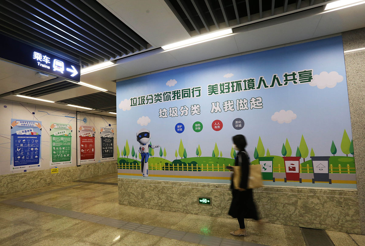 将以下文字更换表达方式改成意义一样、表达不一样、缩短文章 。首先学生学习的结果需要用明确的词语描述如何定义学会、了解、掌握、明白等动词所表达的程度是很重要的。含糊的动词会导致难以衡量学习效果教师难以评估学生的学习成果时间一长教学效果会越来越差。其次有些教师对于语言知识和语言技能的理解不够透彻导致课堂教学目标的知识目标和技能目标混淆不清。有些知识目标中也包含了技能目标而有些技能目标也包含了知识目标这