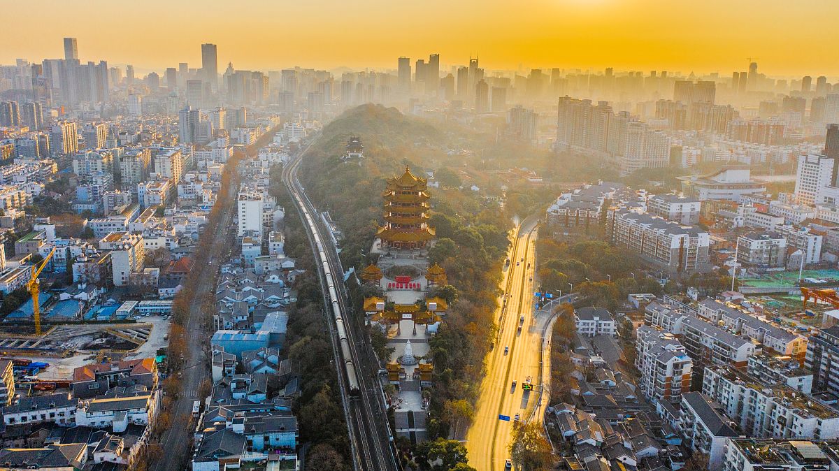 2021年1月1日清晨7时33分左右,伴随着新年第一缕阳光,湖北武汉黄鹤楼
