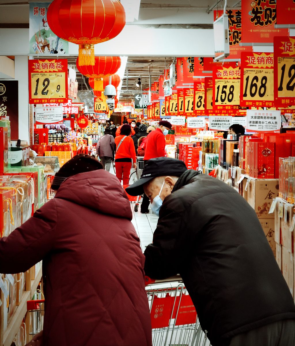 2022年1月13日,北京市民前往超市采购年货.