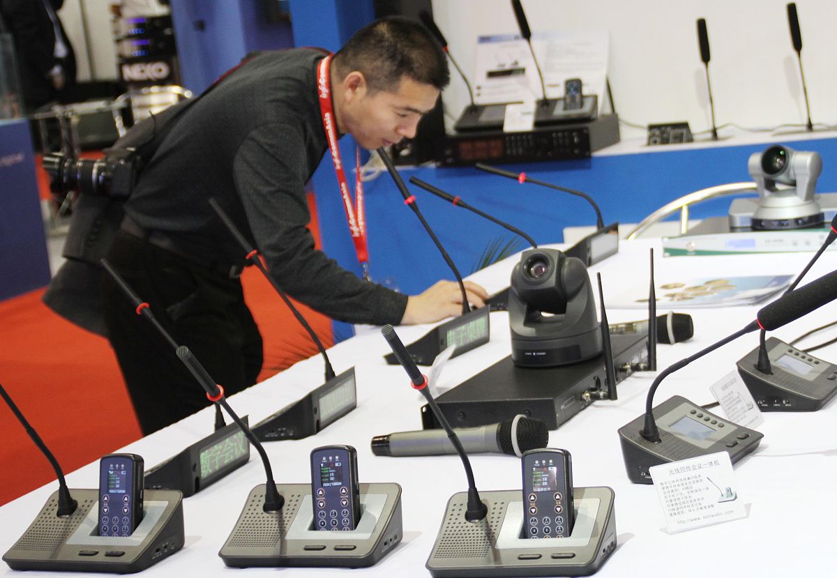 我是一个无线电爱好者。我从小就对无线电技术产生了浓厚的兴趣并且在大学期间考取了业余无线电操作许可证。掌握了电台设备的操作设备的技巧。这个爱好让我享受到了探索科技的乐趣。我热爱与人沟通。在过去的学习和实践中我发现与他人交流是一种非常重要的能力。我喜欢倾听别人的观点和经验并愿意与他人分享自己的见解。我相信通过互相交流和合作可以共同进步取得更好的成果。我也是一个喜欢DIY的人。我喜欢动手实践通过自己动手