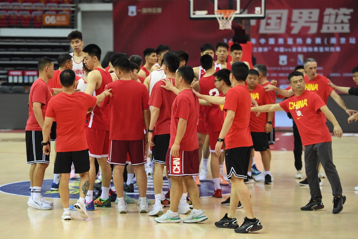 南京高校篮球赛：青春无悔，迎篮而上