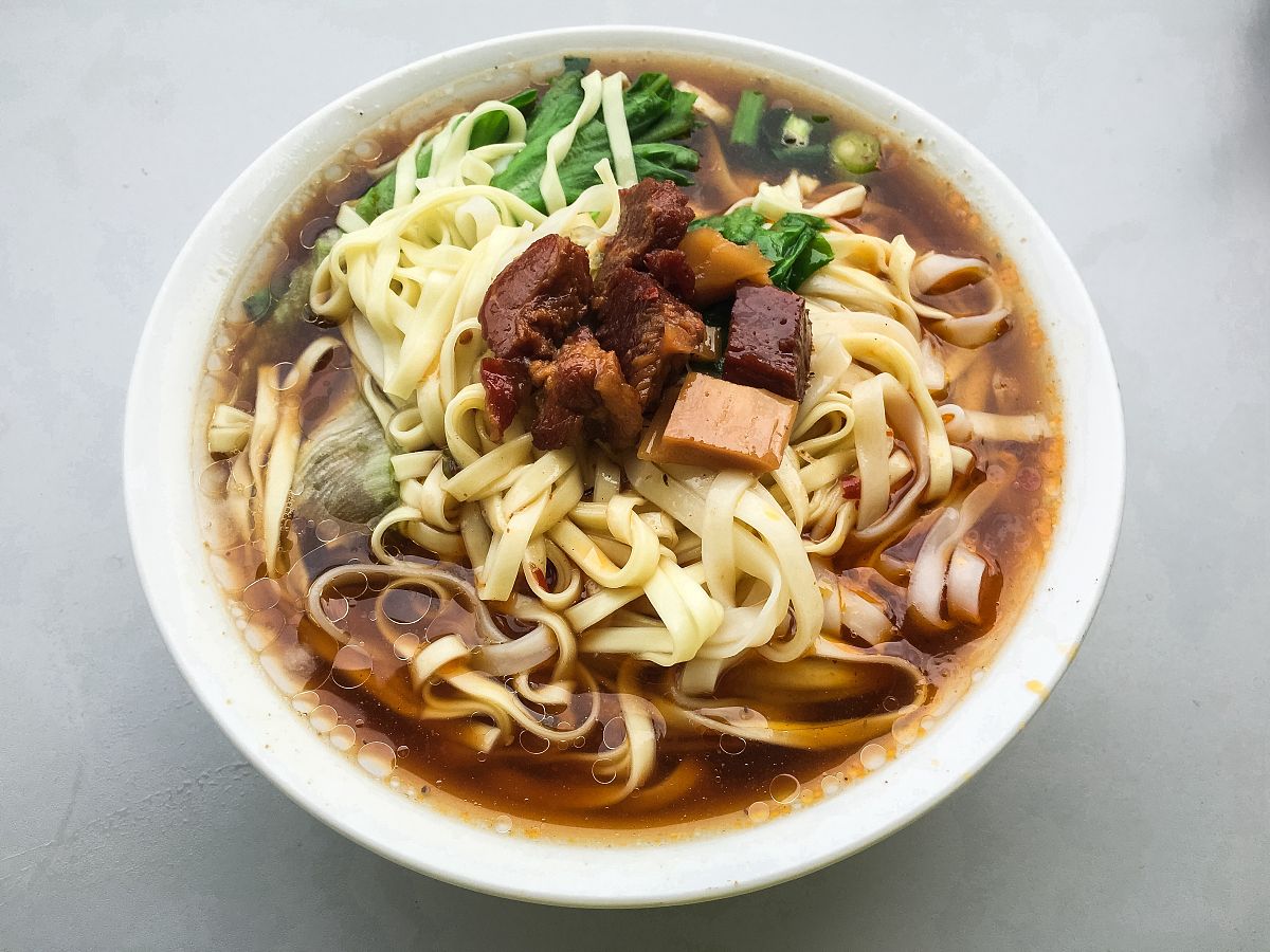 内江牛肉面：四川特色美食，鲜嫩牛肉，劲道面条