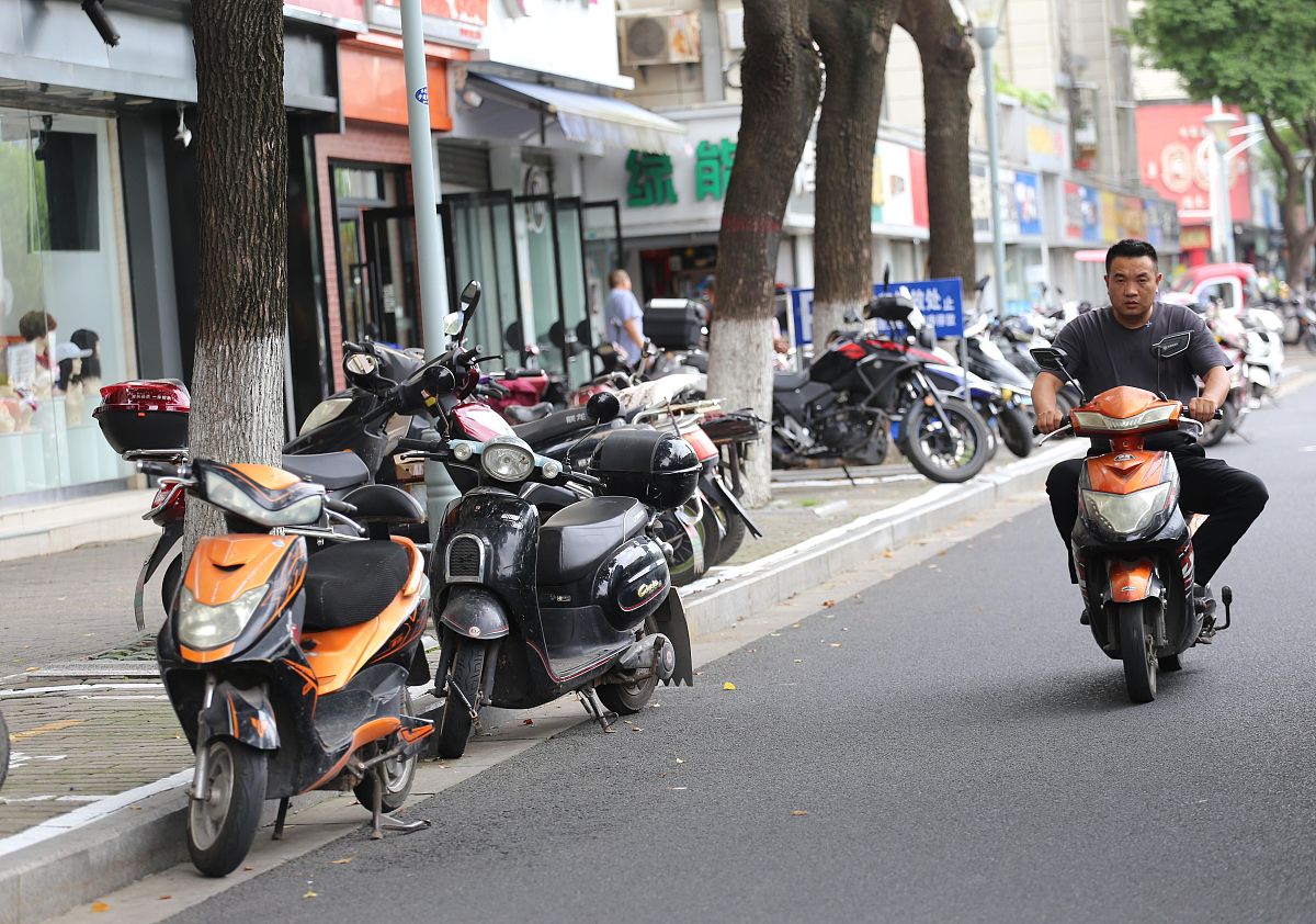 都市街道与电动车