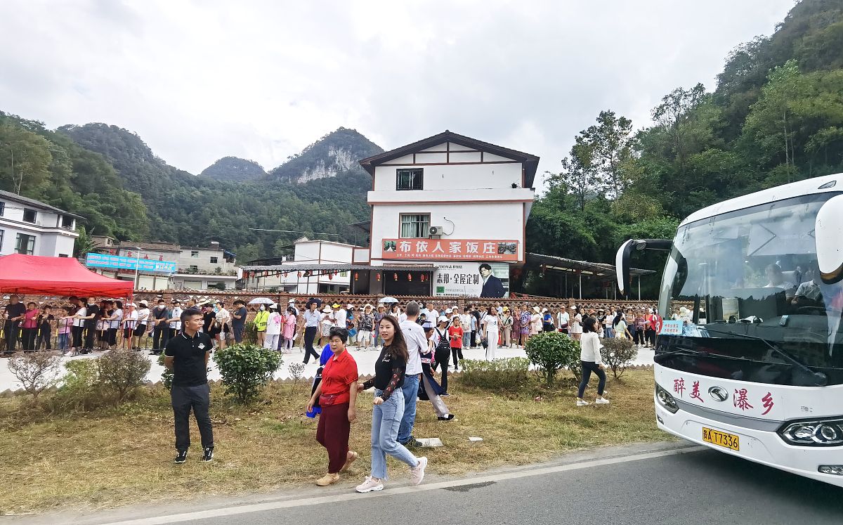 使用HTML5编写一个的网页要求页面简洁页面背景颜色要求为青色页面头部为深绿色并且有美食美景攻略点击可以实现跳转主体上半部分是景点介绍的视频主体下半部分是美景介绍要求第一行图片在左边介绍文字在图片右边文字使用手写字体第二行的排列反过来文字在左图片在右。页面底部要求为深绿色高度为20px有作者姓名