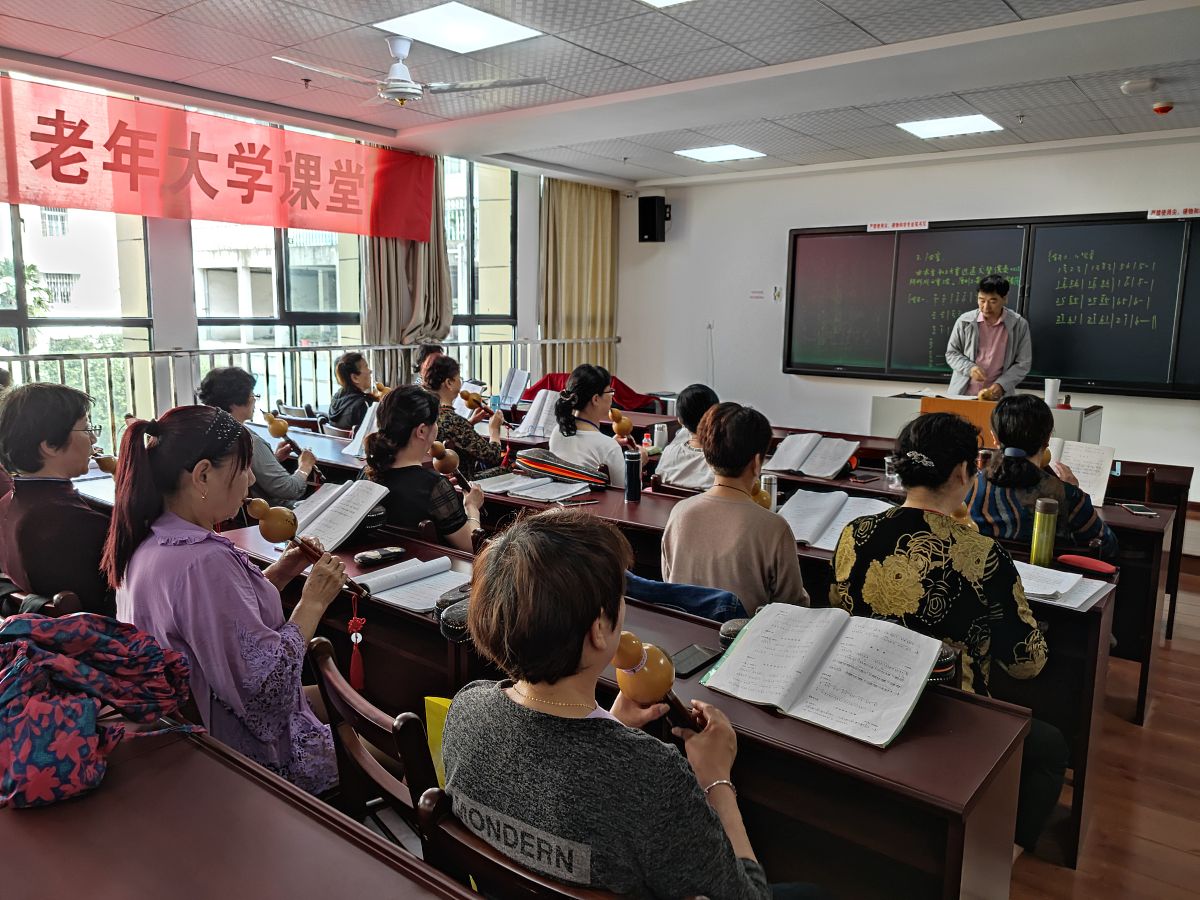 在本学期学生学习课程期间至少参加一项学校层面或者所在学院组织的心理健康教育实践活动心理知识讲座、个体咨询、团体咨询、主题班会、心理素质拓展、心理知识竞赛等各类活动并提交书面心理体验的实践报告。要求字数1000-2000