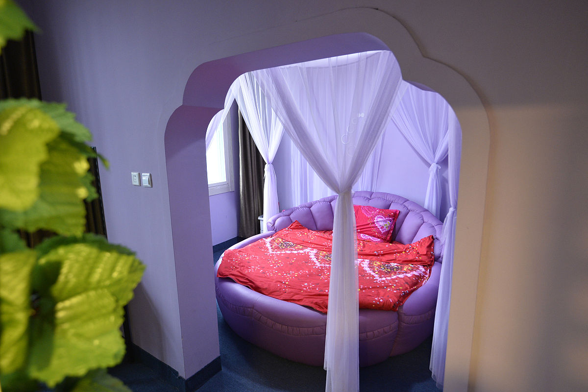 我们是一家商务连锁型酒店除了对客提供有住房服务还有零售住宿产品如枕头被子等售卖。市场目标客户定位为中高消费客户群。现在你做为我们酒店的运营管理人员请分析以下用户消费行为和轨迹并为这个用户生成10组高价值画像标签并对标签做详细分析和结论、打标理由以便后续分析该会员潜在的消费行为和特征。以下为该用户的消费信息：有一位客人通过携程OTA进行线上预订预订的房型是亲子房2晚。该客人没有任何历史订单记录属于新