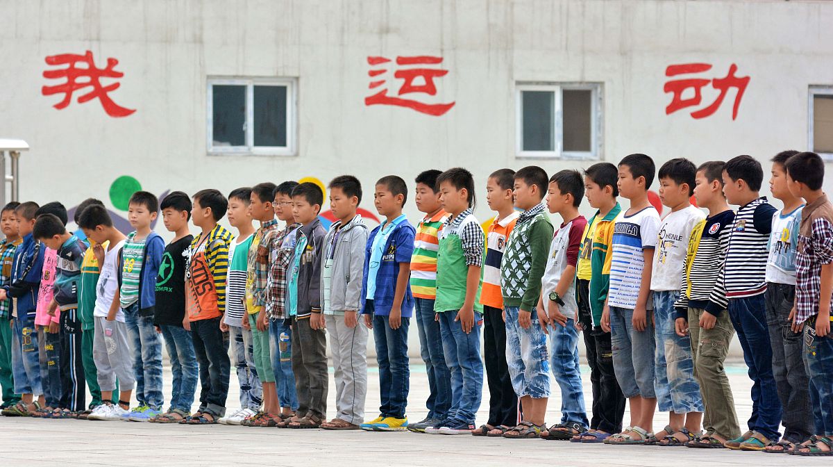  2013年9月9日,河南省洛阳市宜阳县城关镇中街学校学生在上体育课.