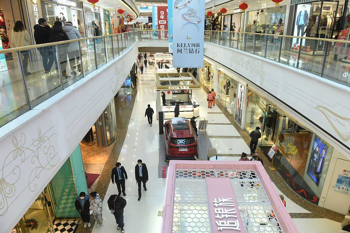 结合万达广场大明宫店销售管理岗位实习的实习生视角，请用自己的理解写万达广场大明宫店的介绍，不能直接抄袭他人观点和概念。