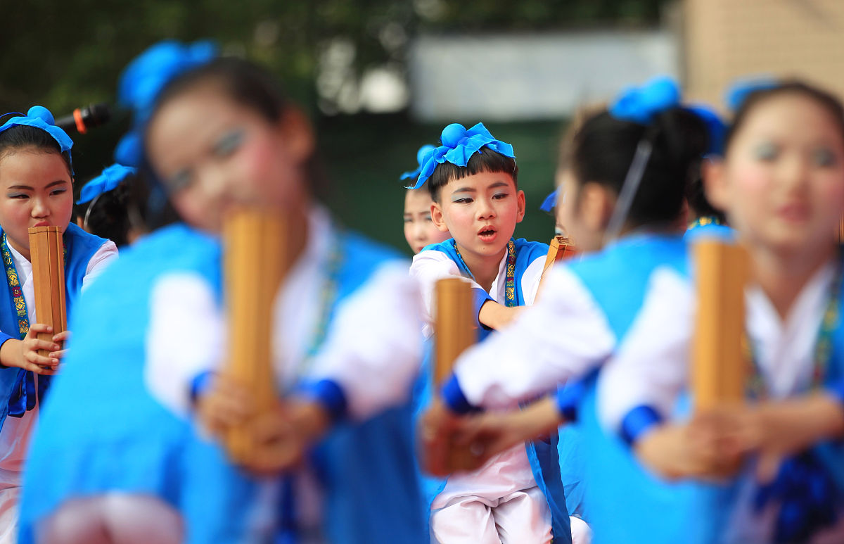  2016年6月14日,浙江省温州市龙湾区永兴第二小学,学生身着古装表演《