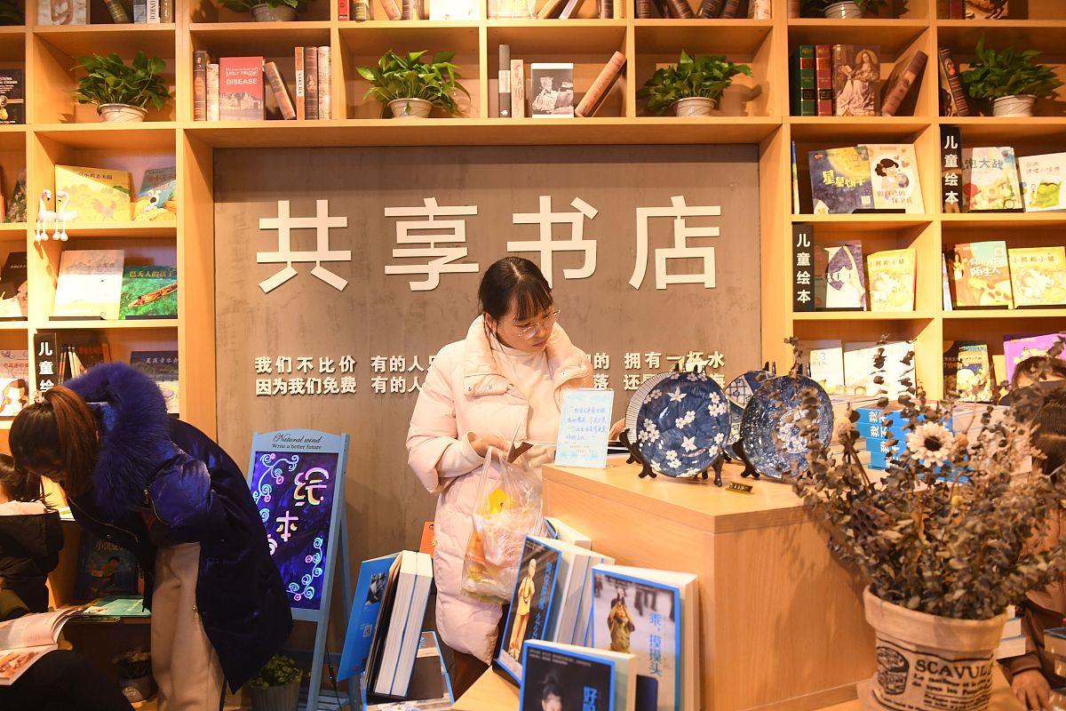 程序运行后先显示如下菜单选项并提示用户输入选项执行对应的功能。图书借阅信息管理系统1图书借阅信息录入2图书借阅信息排序输出3按图书名称查询借阅记录4按借阅人姓名查询借阅记录5查询价格最高和最低的图书6统计输出借阅次数最多的3本书0退出系统提示：请输入数字序号选择对应的操作！