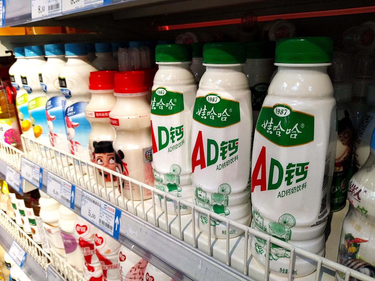 给我一个针对娃哈哈咖位设计的突出咖位原材料优质的广告文案