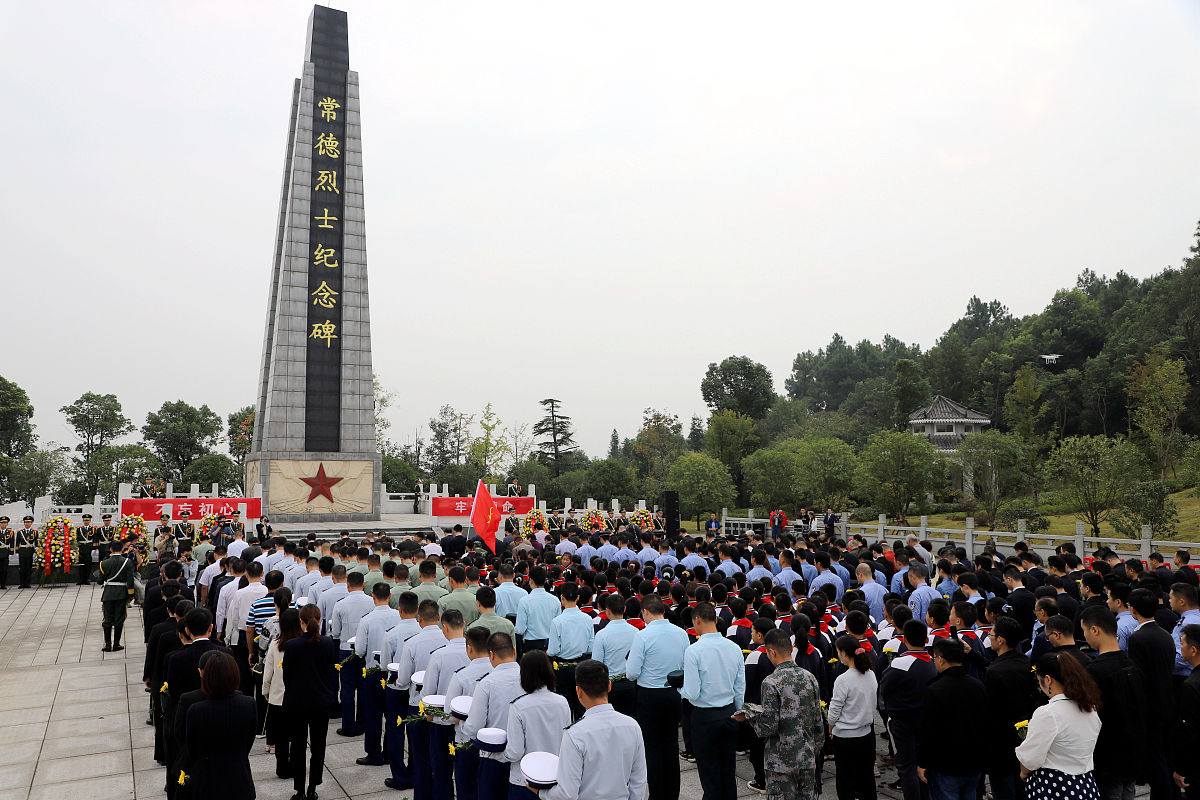 你是新闻报道员现在需要写一篇关于清明节期间部队漫山遍野徒步10公里祭拜烈士的新闻稿件角度要新颖细节要丰富不少于1000字