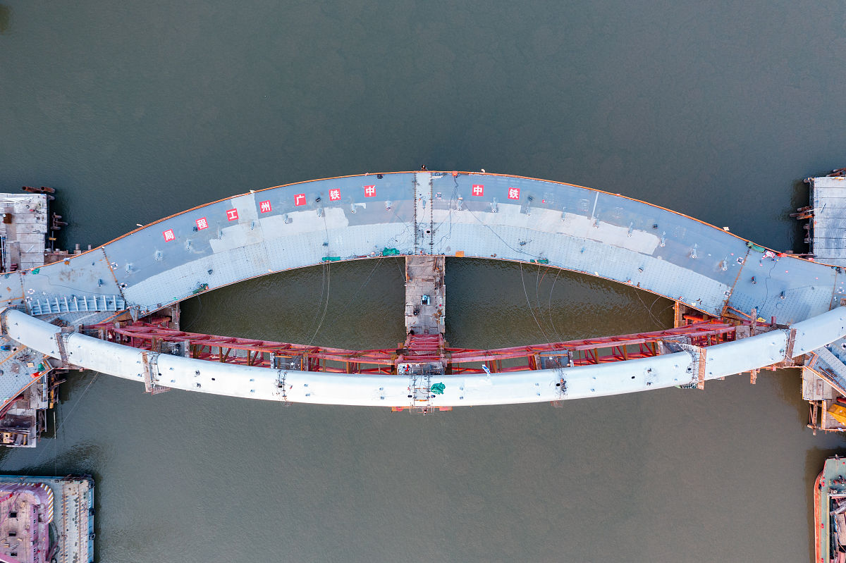 写一篇关于《港珠澳大桥知识产权》的论文