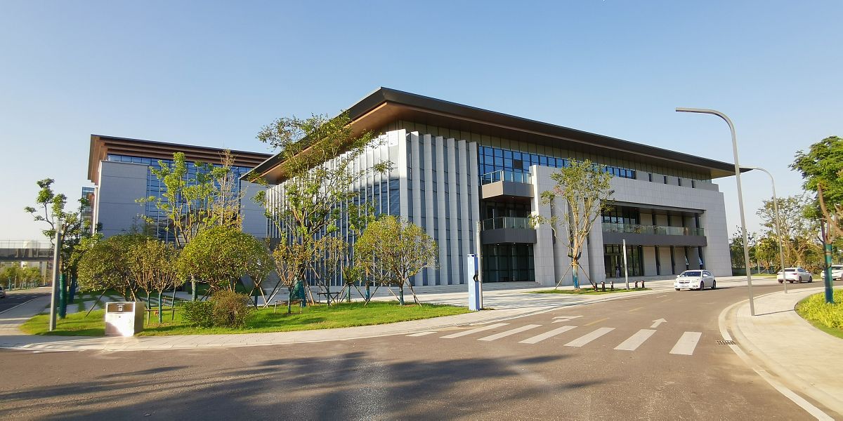 请以我和我的设计院为题写一篇1500字左右的文章内容充实我的单位是承德市建筑设计研究院有限公司工作一年半时间从事城乡规划专业内部氛围融洽工作环境优越专业人士非常多是我受益匪浅。专业素养高让我工作提升很大。